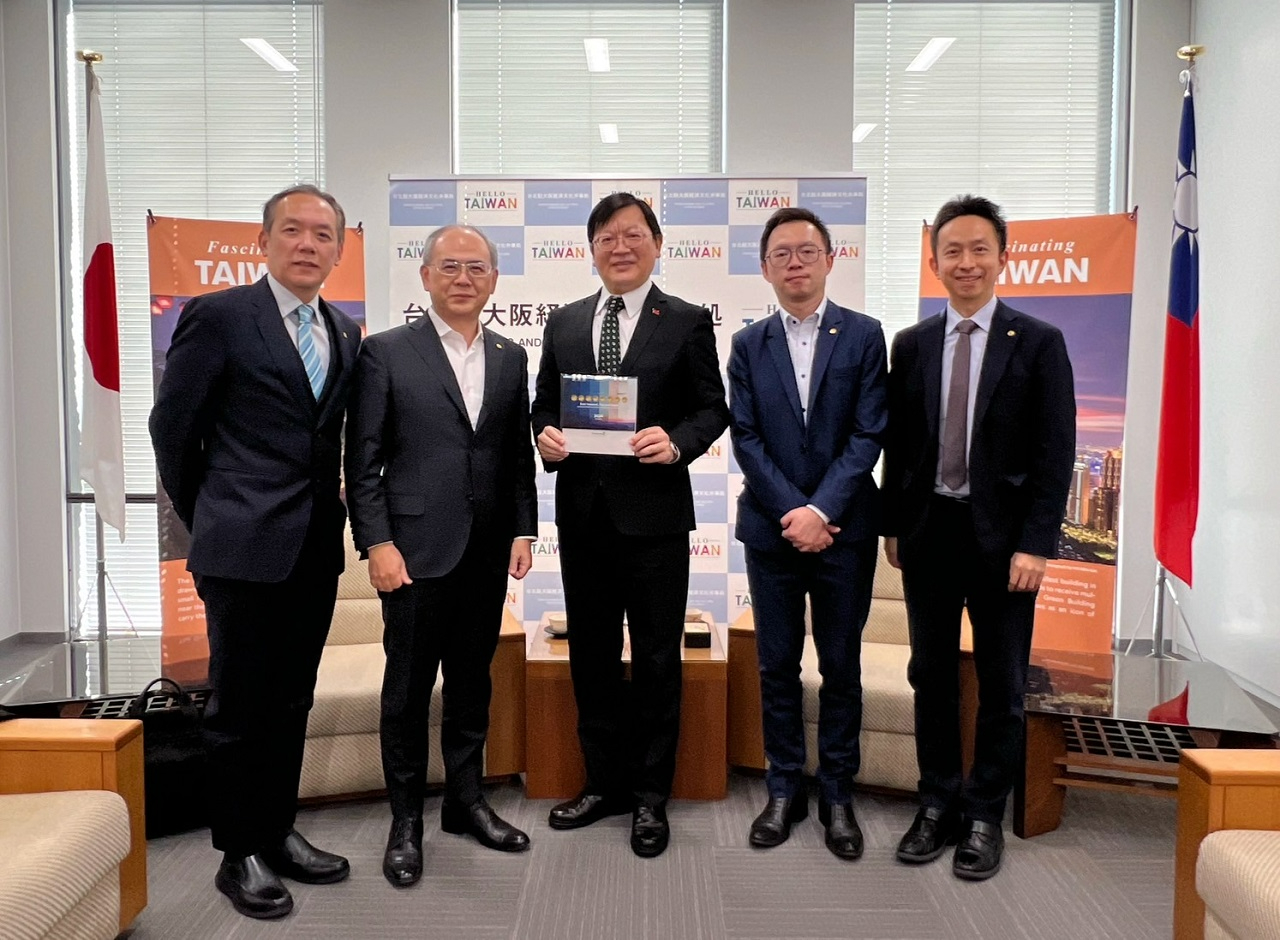 左起：劉支店長、陳支社長、洪處長、陳副課長、李支店長