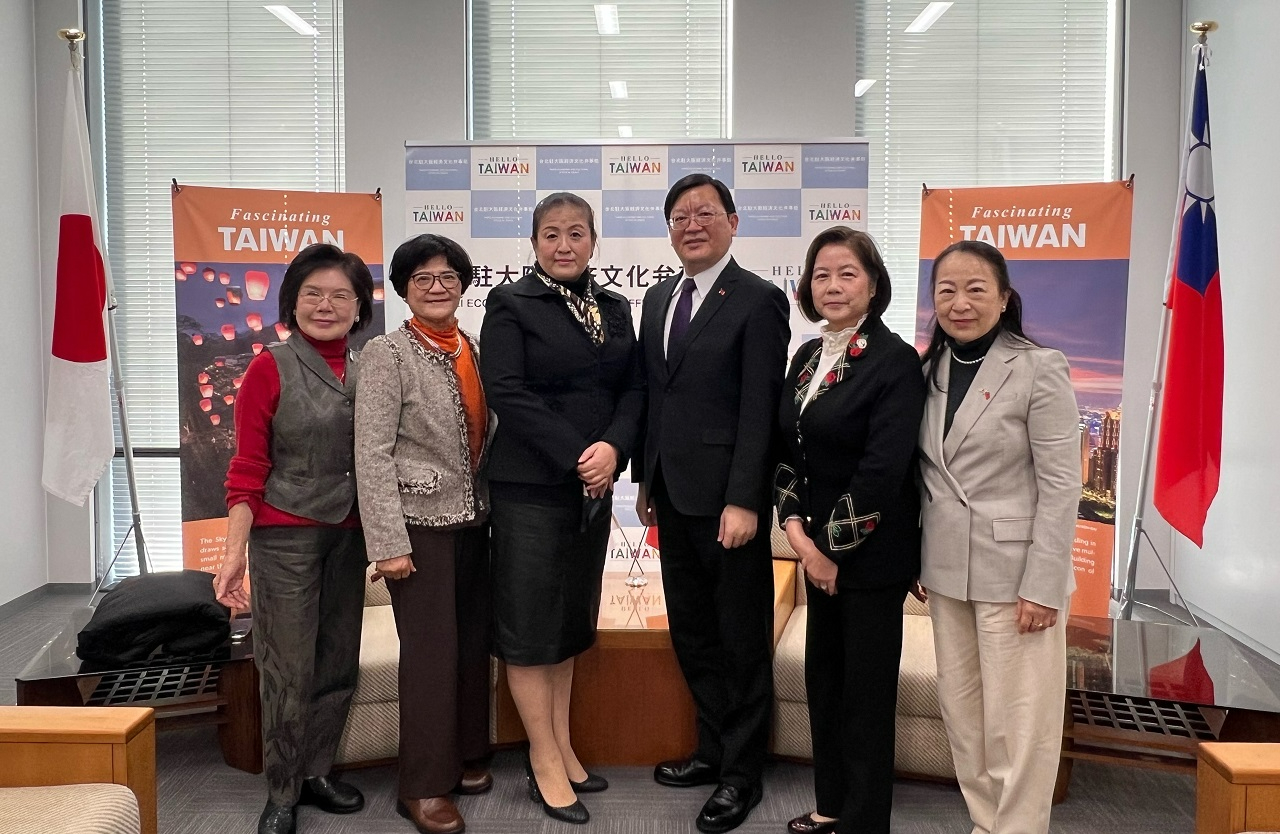 洪英傑處長與大阪中華總會婦女會幹部新春拜會合影