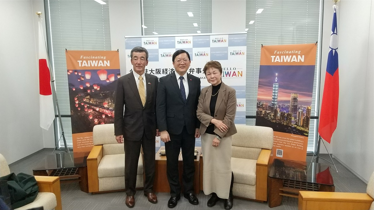 洪處長(中)與廣田理事長 (左)及岸田事務局長(右)合影