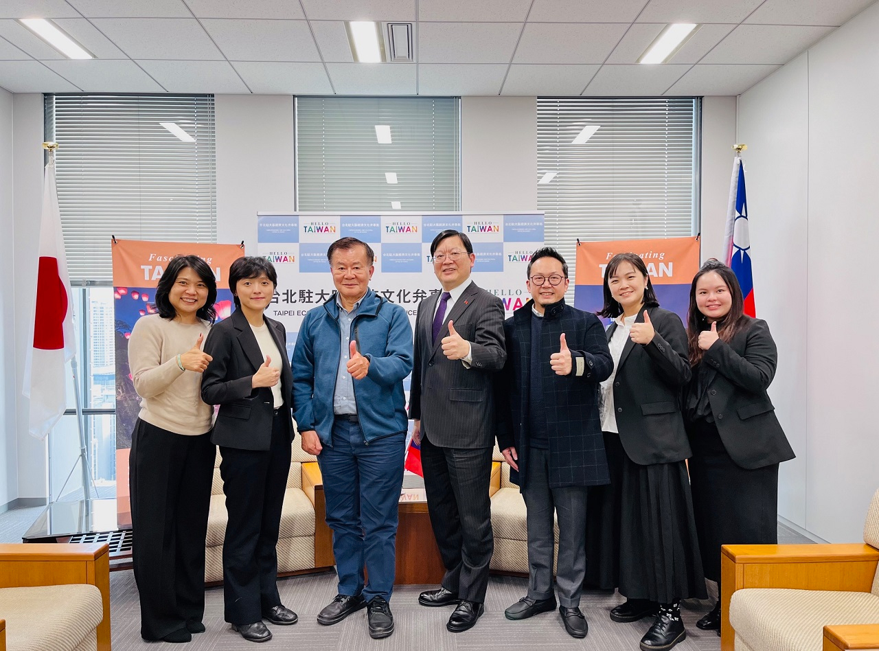 文化總會江春男副會長(左3)偕李厚慶秘書長(右3)等人拜會駐大阪辦事處洪英傑處長(正中)