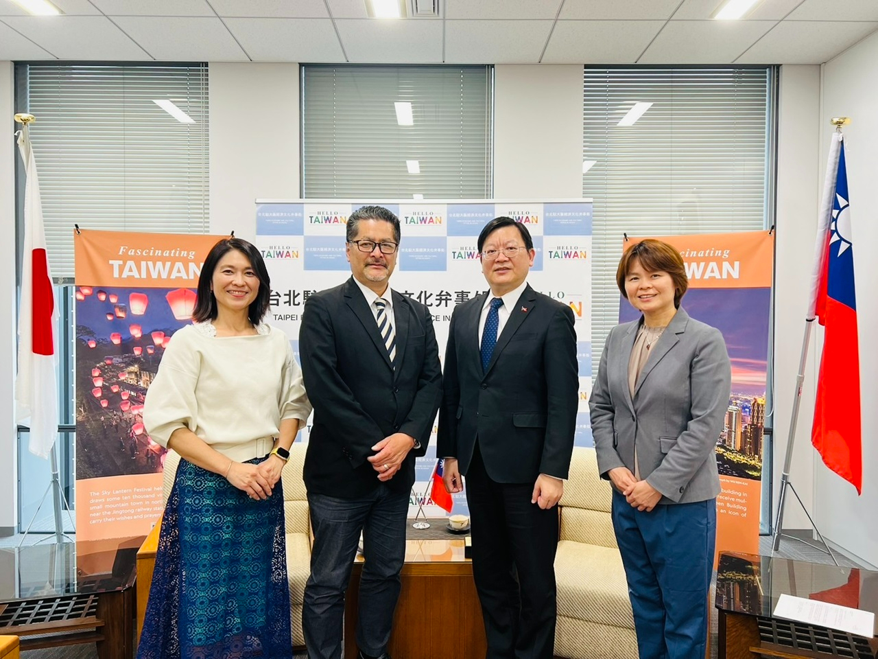 (左至右)鈴木知美主任、大阪女學院高校山崎哲嗣校長、駐大阪辦事處洪英傑處長、林育柔教育秘書