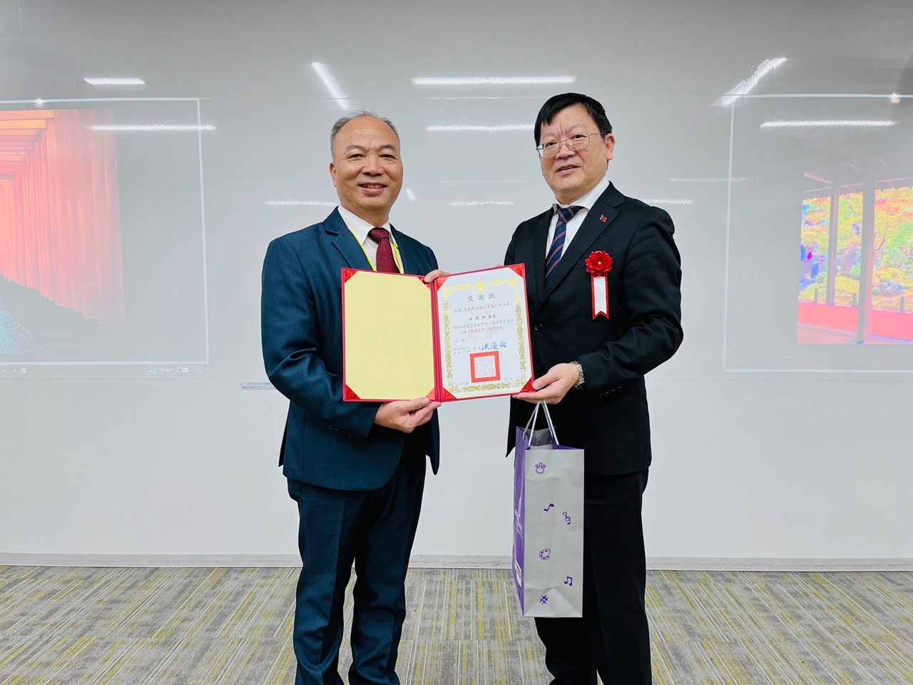 國立台南女中洪慶在校長(左)致贈感謝狀予駐大阪辦事處洪英傑總領事