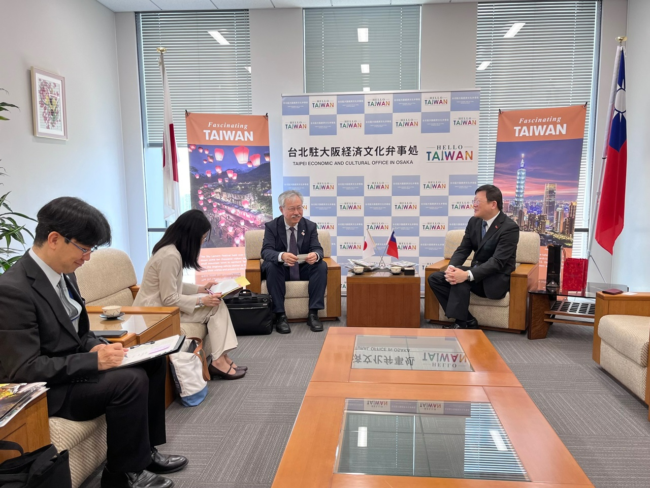 駐大阪辦事處洪英傑處長(右)接見大阪大學深瀨浩一副校長一行