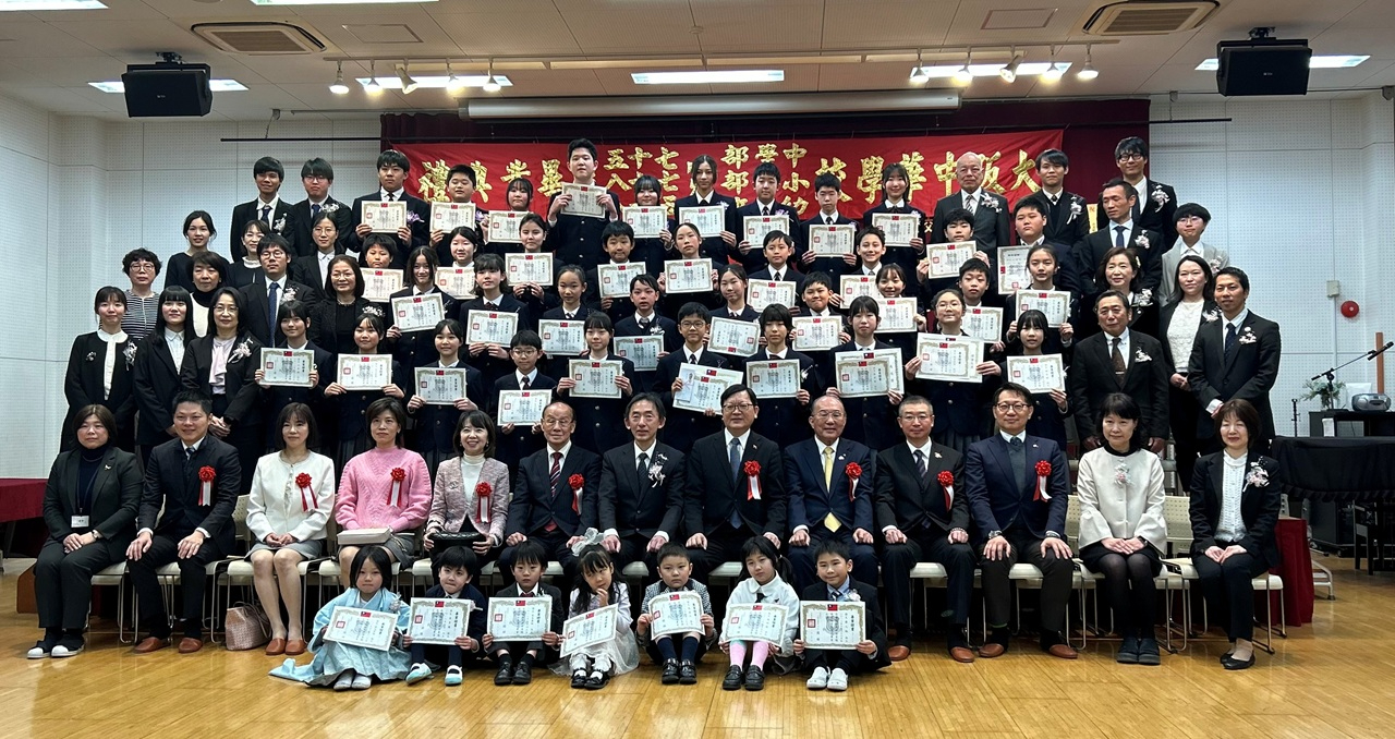 畢業生與師生及來賓合影