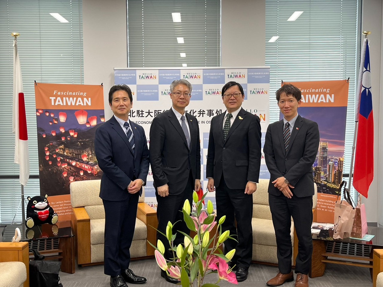 左起：吳支店長、黃支社長、洪處長、沈秘書