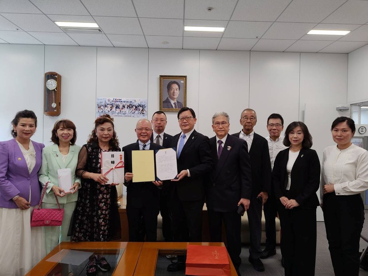 洪處長(右6)與陳天隆國策顧問(左4)、謝美香國策顧問(左3)等日本台灣後員會成員合影