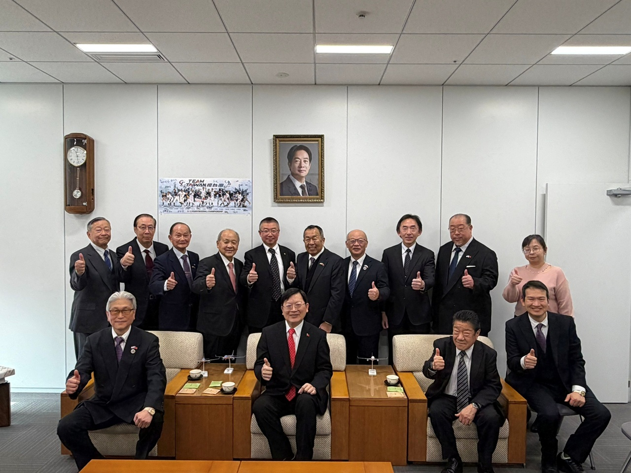 洪英傑處長(前排左二)及葉山祐造會長(前排左一)等大阪中華總會成員合影