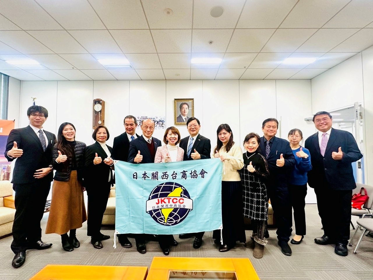 洪英傑處長(右六)及中西美姬會長(左六)、連茂雄僑務委員(左五)等日本關西台商協會幹部合影