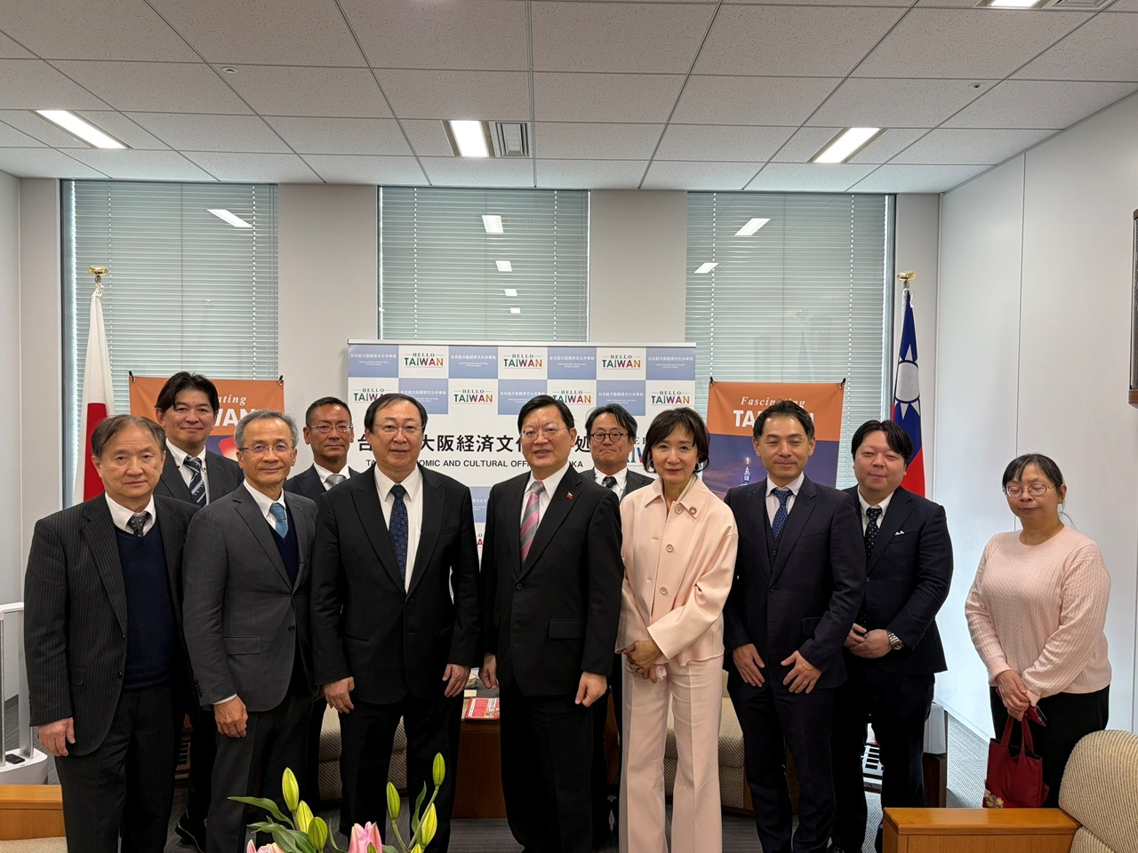 洪英傑處長(前排左四)及葉厚龍會長(前排左三)等大阪華僑南華公會成員合影