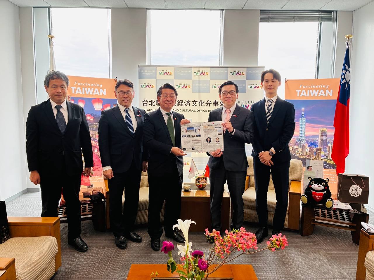 范處長(右2)與藤田會長(左三)一行合影。