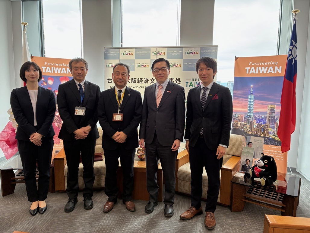 左起 : 重松課長、坂本次長、石丸所長、范處長、沈秘書