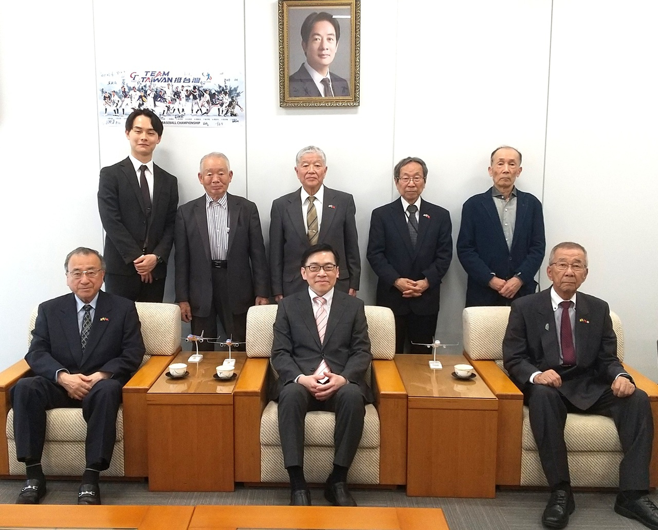（前排）范處長（中）與辻井會長（右）及阪口理事長（左）乙行合影