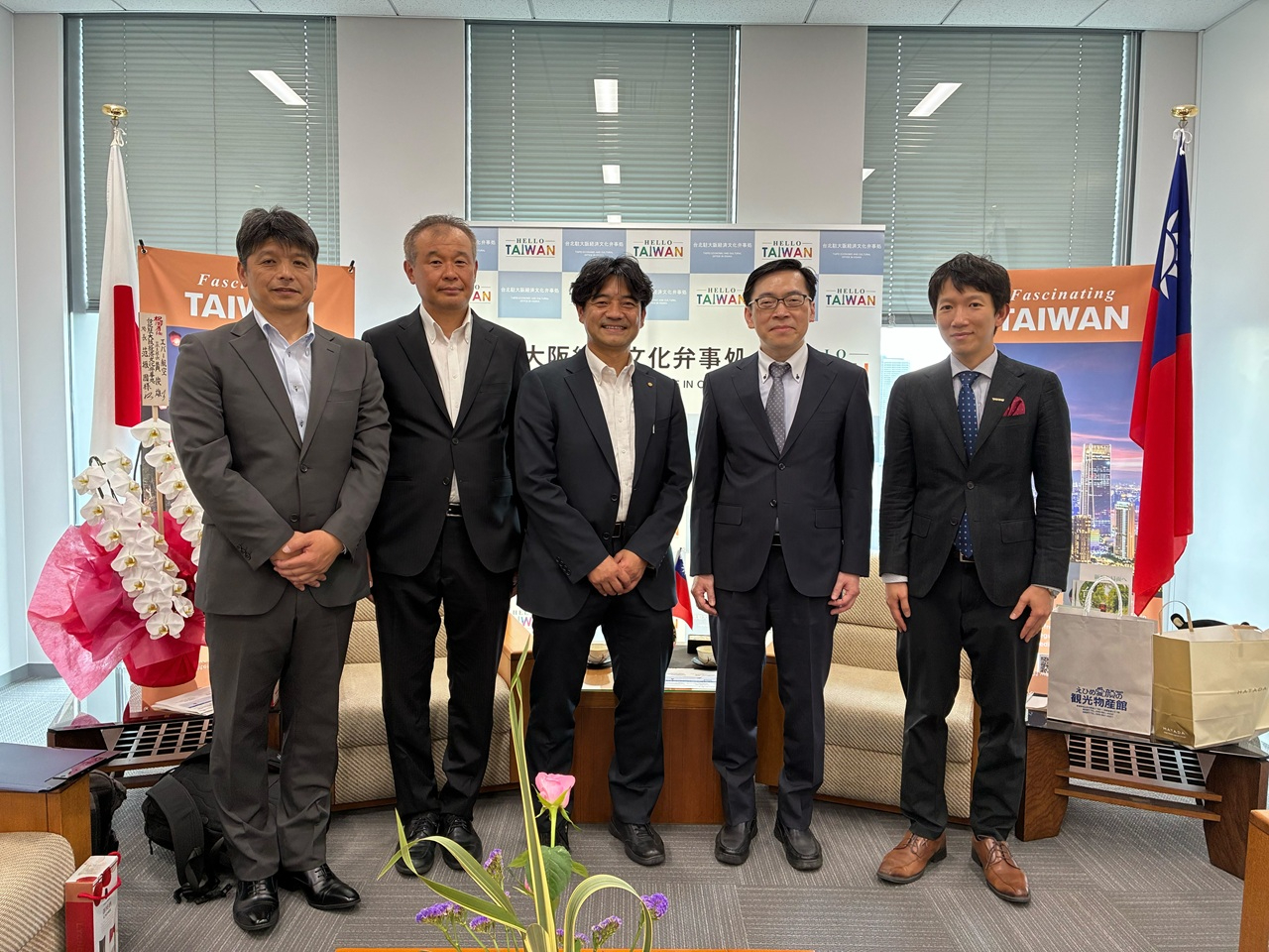 左起 : 入山主幹、大塚課長、須山局長、范處長、沈秘書
