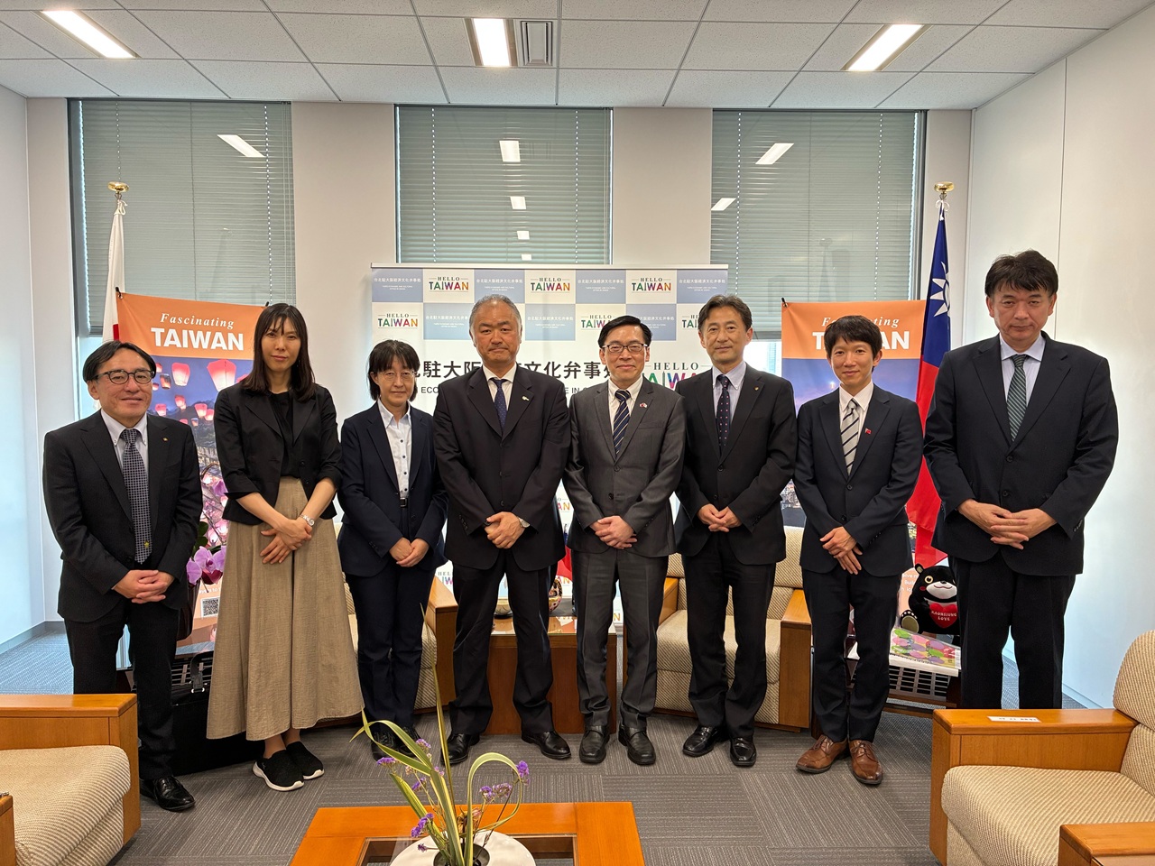 左起 : 光明副所長、伊井野副本部長、中山所長、松本本部長、范處長、河野所長、沈秘書、唐下次長