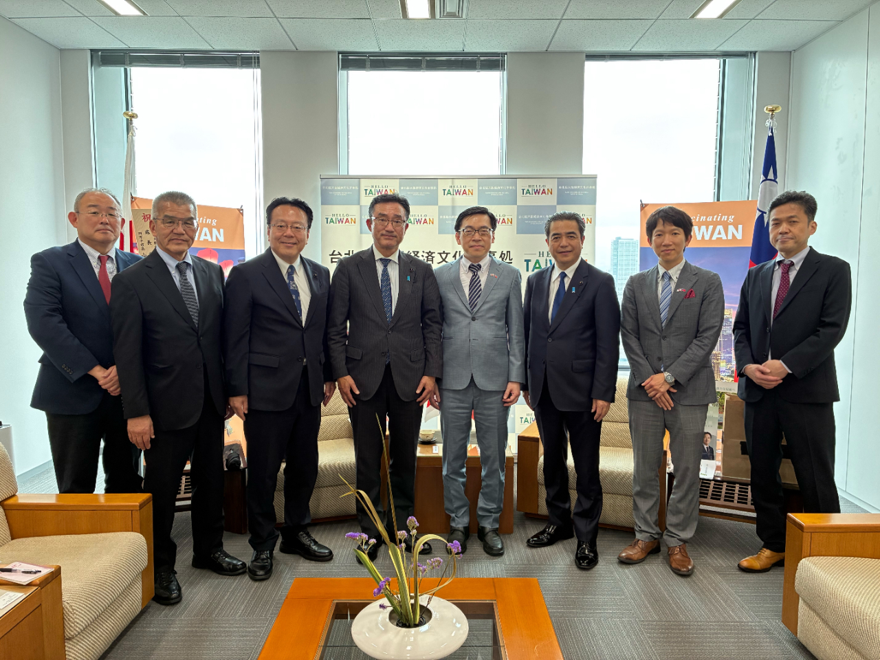左起 :辻所長、福田監事、西森副會長、弘田會長、范處長、下村幹事長、沈秘書、須藤次長