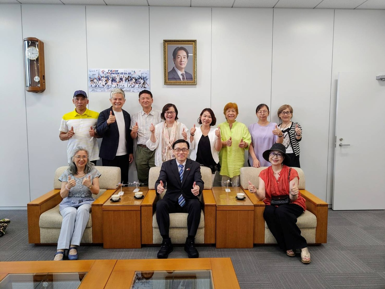 范振國處長(前排中)與日本中部地區台灣同鄉會陳惠貞會長(前排左)以及幹部合影