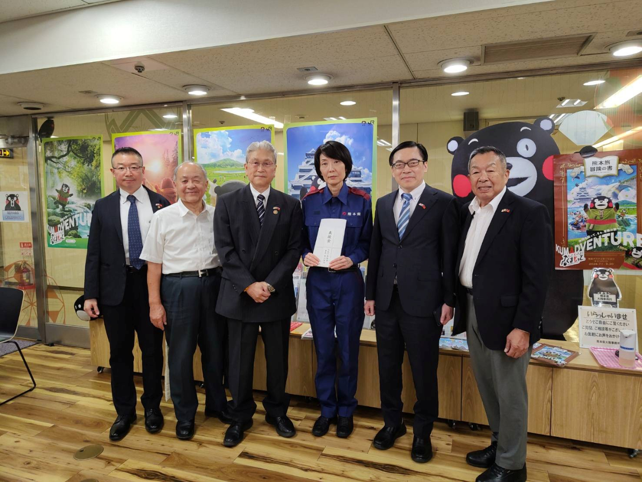 左起大阪中華總會林學謙事務長、洪里勝信名譽會長、葉山祐造會長、熊本縣大阪事務所山田純子所長、范振國總領事及大阪中華總會郭重信前會長
