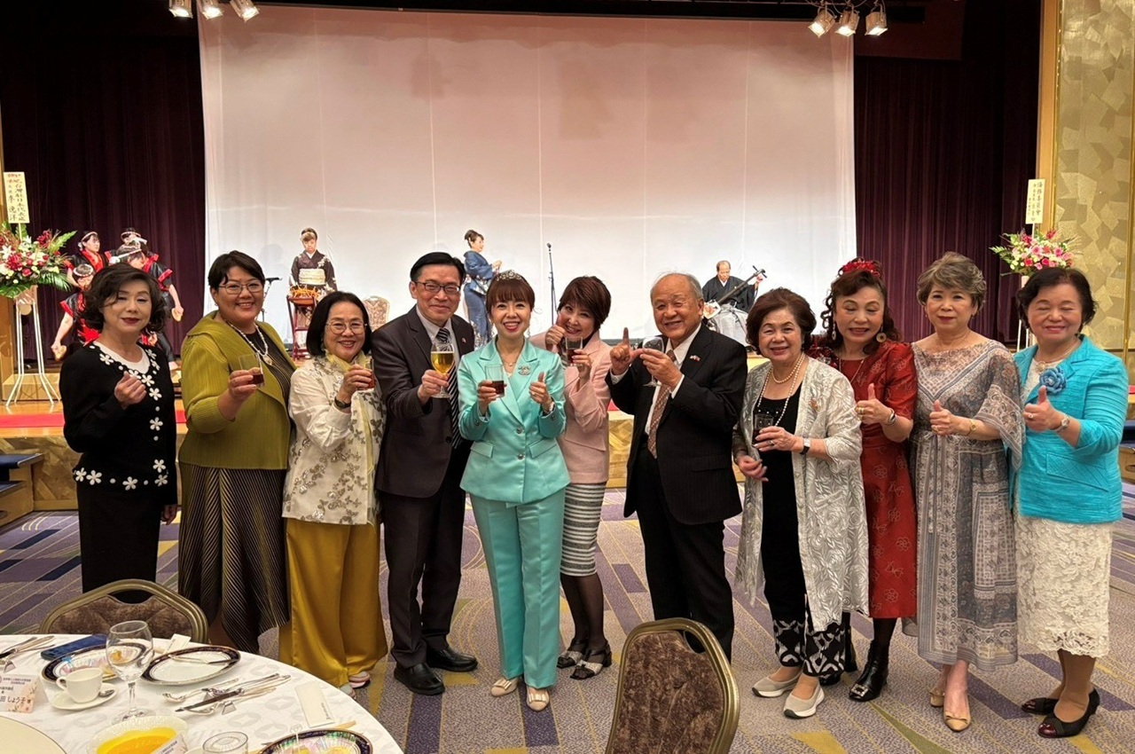 范處長(左4)與中西美姬會長(左5)、亞總俞秀霞總會長(右4)、謝美香國策顧問(右3)及大阪中華學校洪里勝信理事長(右5)等人合影。