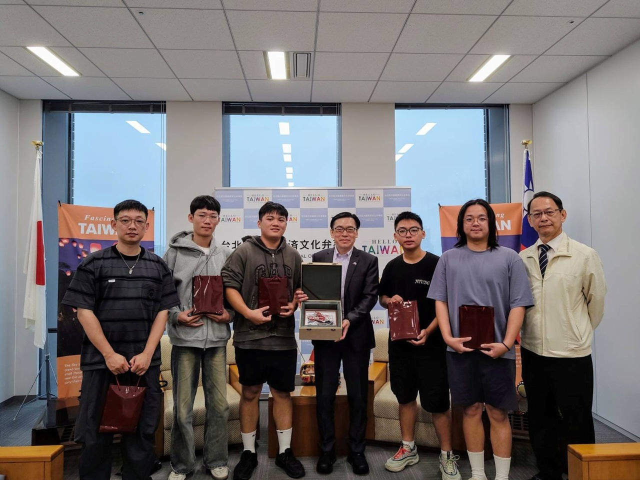 范振國處長(右4)及黃冠超組長(右1)與國立聯合大學學生合影