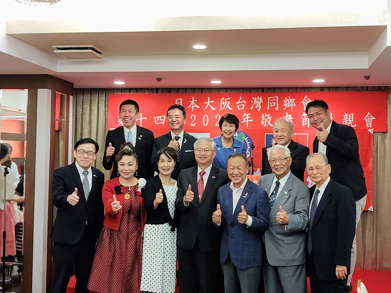 前排左起范振國處長、謝美香國策顧問、蔡副代表夫人林玲玉、蔡明耀副代表、大江康弘町長、永野孝男先生、中山勝富名譽會長、後排左起杉江友介會長、竹下隆議員、辻淳子會長、洪里勝信理事長、藤原豊和議員