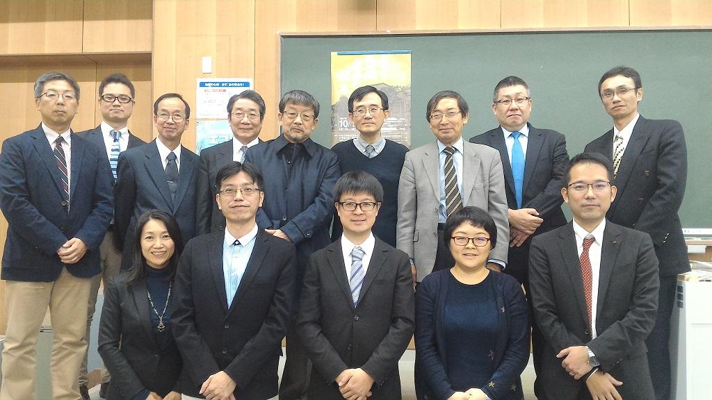 台日学術シンポジウム発表者（後列右四政治大學文学院長薛化元氏）と中京大学（後列右三中京大学台湾研究所長檜山幸夫氏）學校幹部合同写真