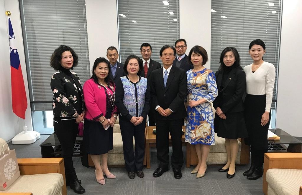 陳訓養処長と新年の挨拶を交わした日本関西台商協会俞会長（前列左から３人目）一行