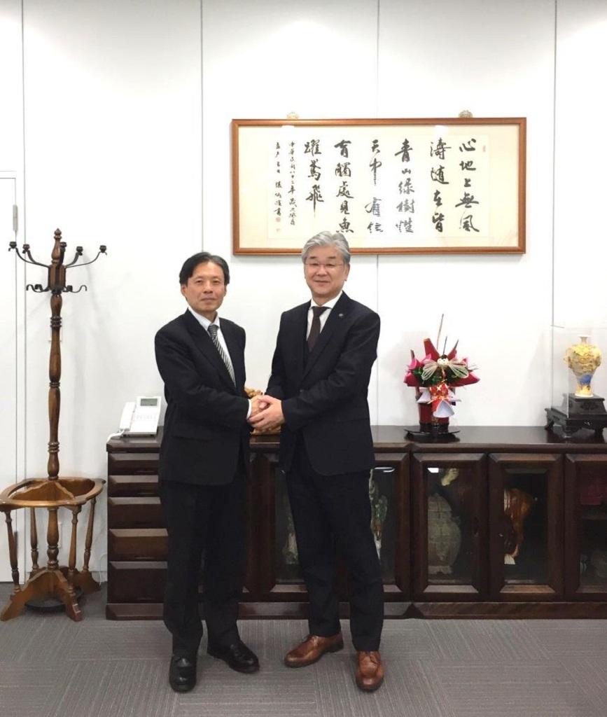 陳処長（左）と泥谷市長（右）の集合写真