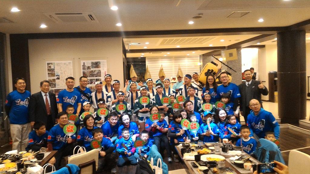 徳島県阿南市民が阿波踊りを披露し台湾幼児野球チーム訪日団を熱烈に歓迎