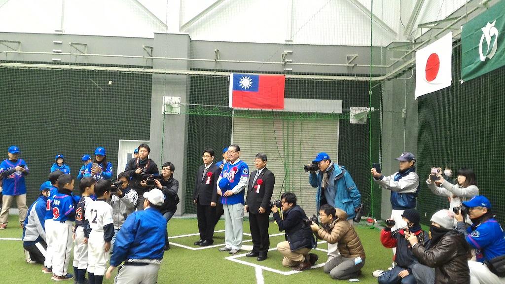 徳島県阿南市の岩浅嘉仁市長（中央）立ち会いの下、台日両国の選手が選手宣誓する様子