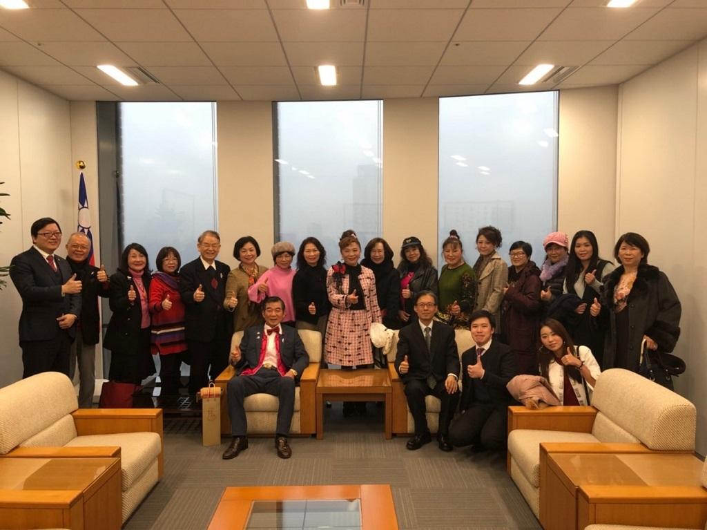 4.駐大阪弁事処の陳処長と大阪台湾同郷会王坤保会長一行の記念撮影