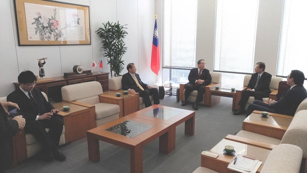 陳処長（右から2人目）が広島県議会の山木靖雄議長（左から３人目）と会談