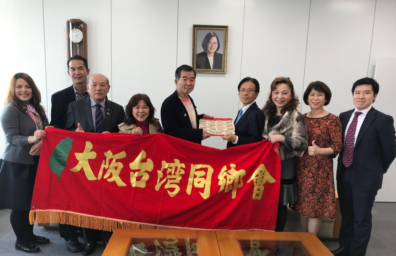 駐大阪弁事処の陳処長が大阪台湾同鄉会会長の王坤保氏（左から5人目）及び名誉会長の謝美香氏（右から３人目）ら一行と記念撮影