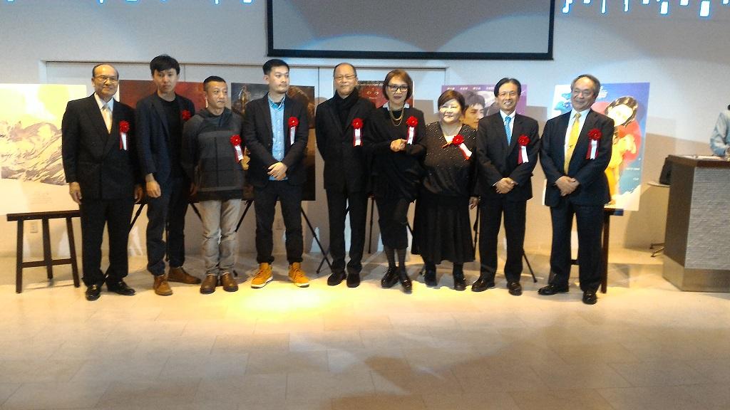 3.第13回大阪アジアン映画祭の台湾映画上映開幕式にて台湾の映画監督と来賓の記念写真撮影(駐大阪弁事処陳訓養処長【右から２人目】、大阪アジアン映画祭実行委員会の上倉庸敬委員長【右から１人目】、駐日台湾文化センターの朱文清主任【左から１人目】