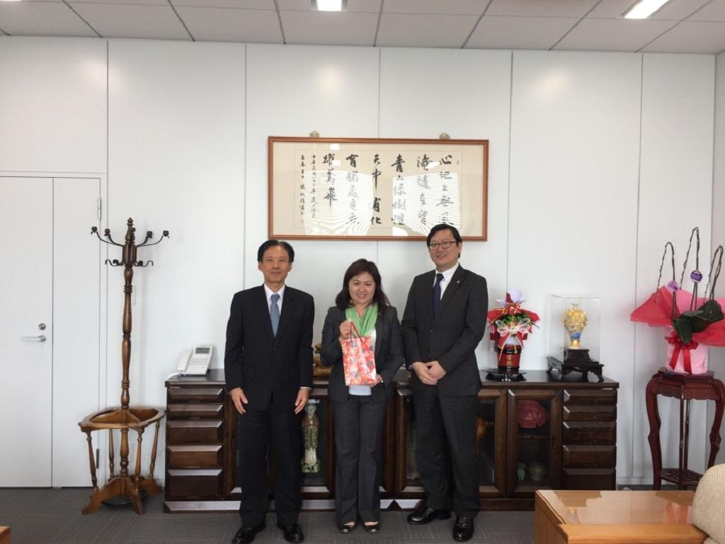 1.陳処長、亀井議員、洪副処長（左から右）