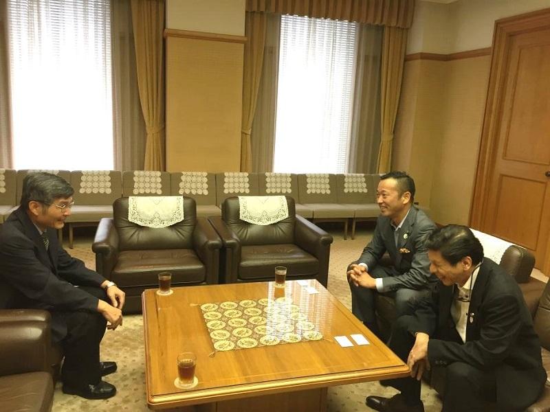 1.蘇処長(左)、角谷議長(右二)、辻義隆副議長(右一)