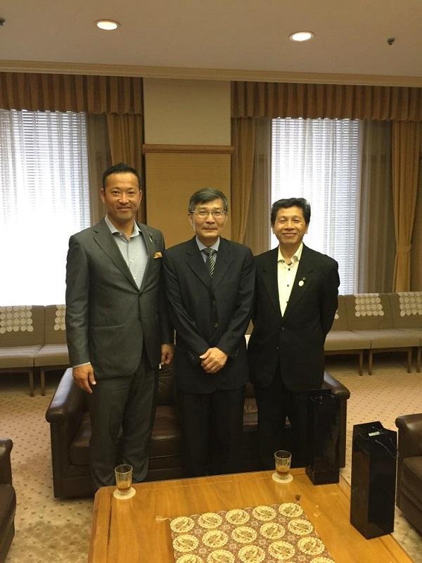 2.蘇処長(中)、角谷議長(左)、辻義隆副議長(右)