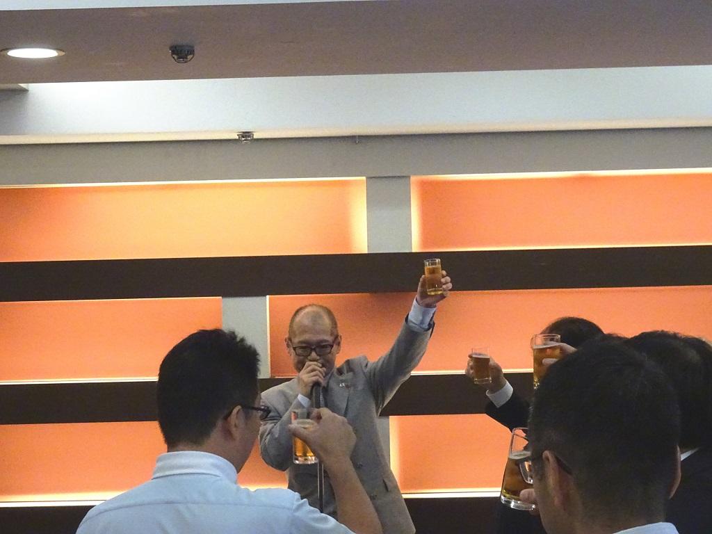 濱渦達也・高知県大阪事務所長が来賓代表として挨拶し乾杯の音頭をとる