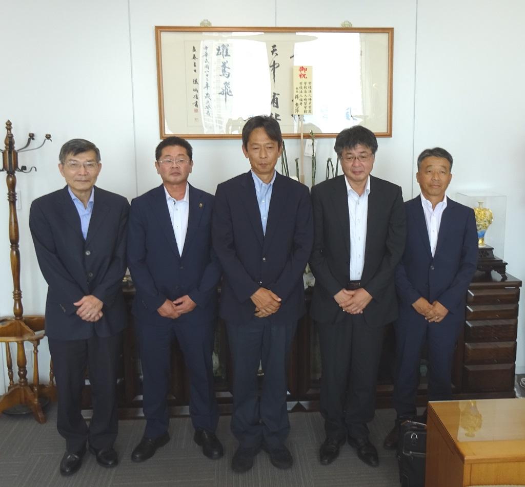 2.蘇処長(左一)と中平・四万十市長(左二)らの集合写真