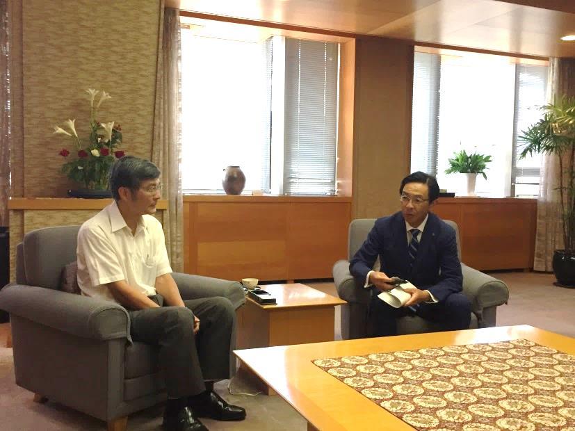 1. 蘇処長(左)、西脇隆俊知事(右)