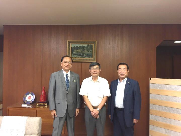 2.蘇処長(中)、村田正治議長(右)、植田喜裕会長(左)