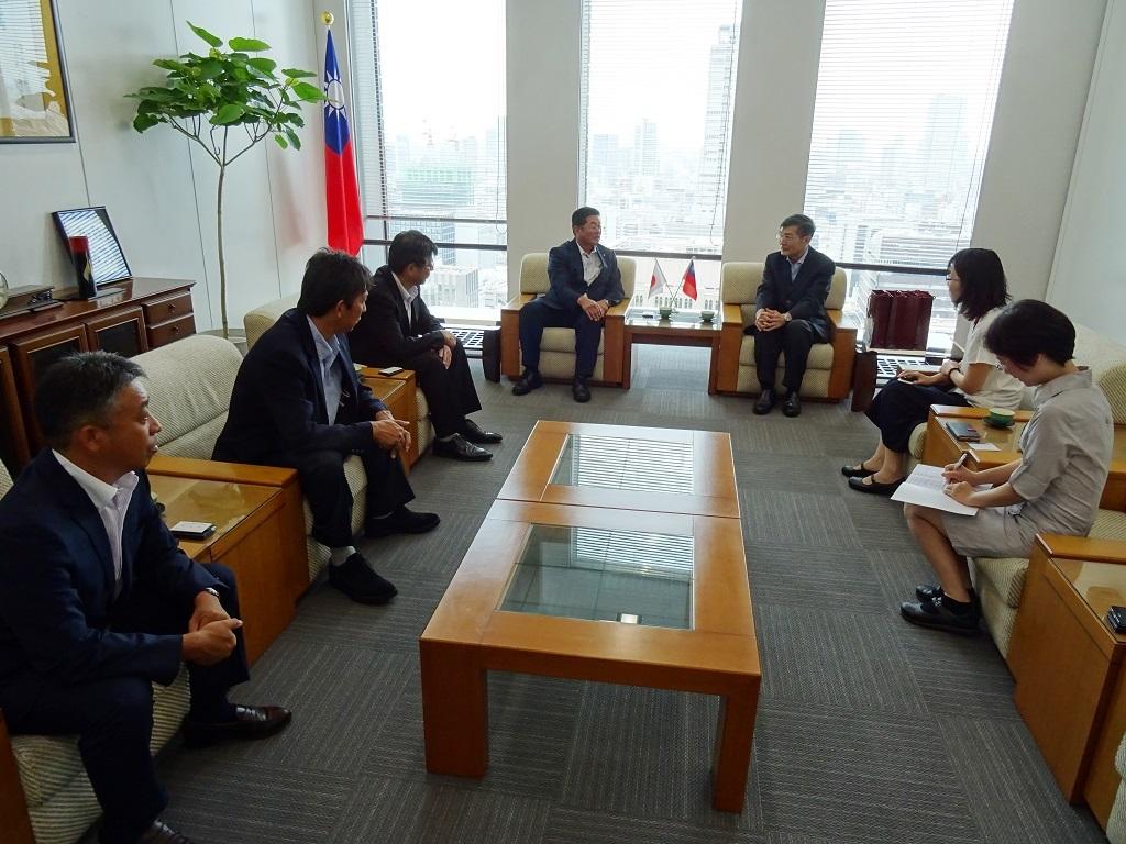 1.蘇処長(右三)が中平正宏・四万十市長(左四)の訪問を受ける