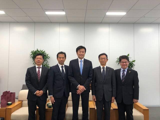 李世丙・処長(中央)、何坤松・部長(左1)と八十島一幸・愛媛県營業本部長(右2)らの集合写真