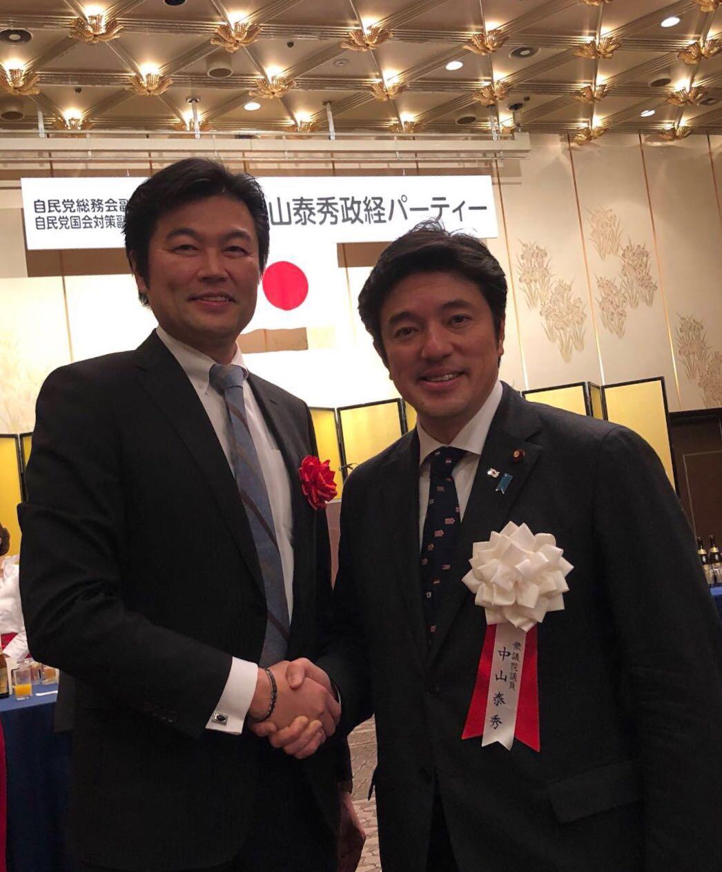 李世丙・駐大阪弁事処長(左)と中山衆議員の集合写真