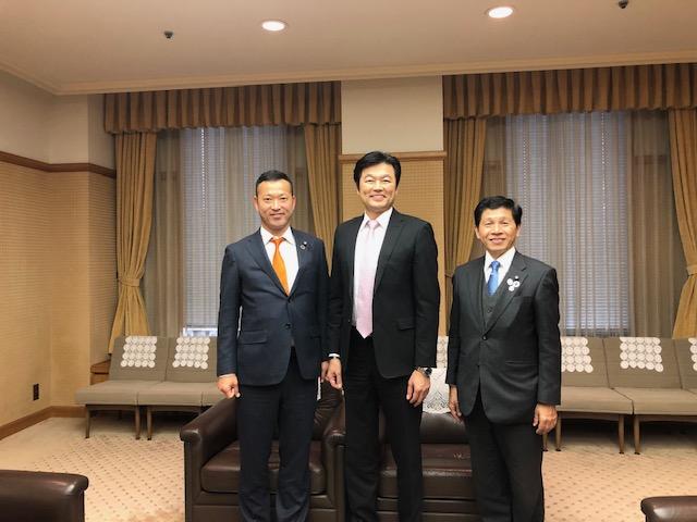 李処長(中央)と角谷庄一・大阪市議会議長(左)及び辻義隆・副議長の集合写真