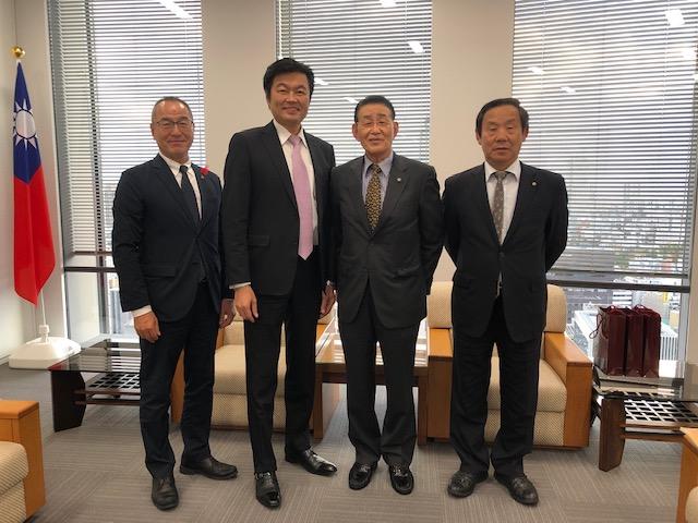 李処長(左2)と安達理事長(右2)一行の集合写真