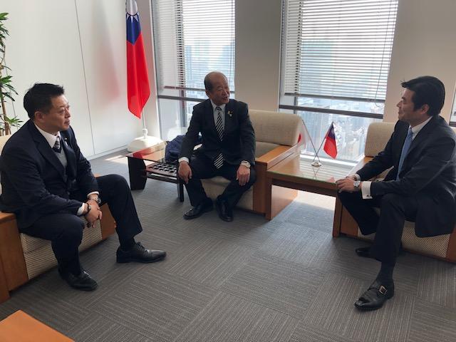 李処長（右）が吉川・堺市議会前議長（中央）及び木畑議員（左）の訪問を受ける