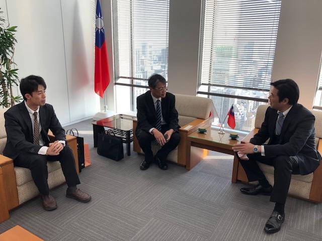 李処長（右）が三浦富士夫・石川県企画振興部空港企画課課長（中）の訪問を受ける