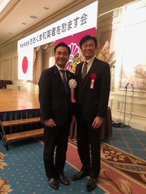 李世丙・駐大阪弁事処長と大隈衆議院議員の記念撮影