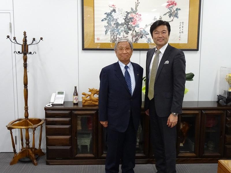 李世丙・駐大阪弁事処長と川合通夫・大阪府日華友好交流協会会長（左）の写真