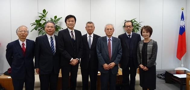 李世丙処長（左3）と 野口一・大阪日台交流協会会長一行(右4)の集合写真